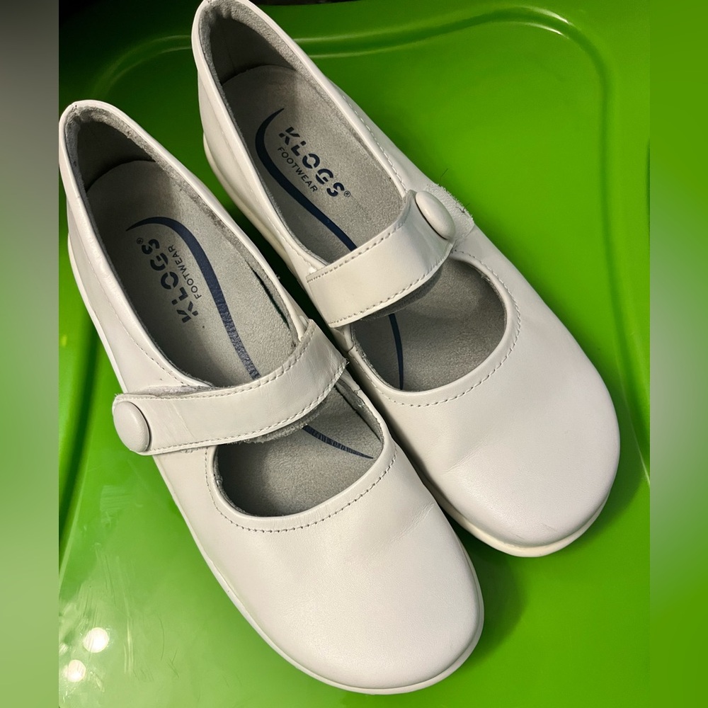 Klogs size 8 white leather shoes